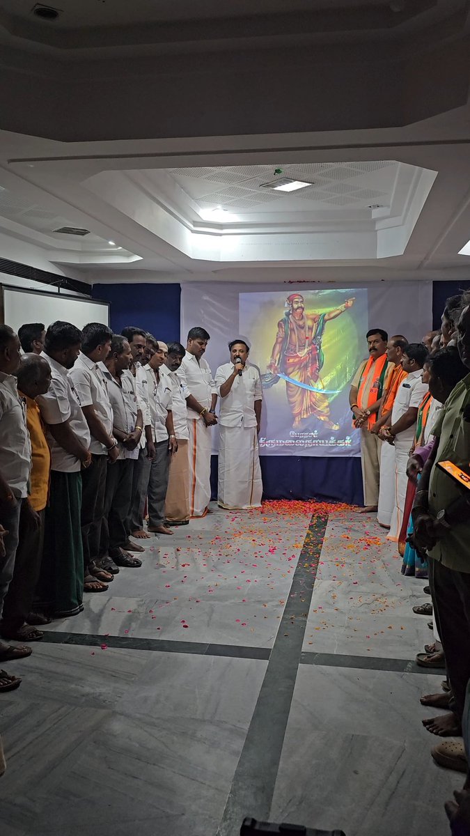 marichakkarava's tweet photo. மதுரையை ஆண்ட மன்னர் திருமலை நாயக்கர் அவர்களின் பிறந்தநாளை முன்னிட்டு இன்று அவரது திருவுருவ படத்திற்கு மாநகர் மாவட்டம் சார்பாக  மலர் தூவி மரியாதை செய்யப்பட்டது. உடன் @ReddySudhakar21 @ProfessorBJP  மற்றும் நிர்வாகிகள் இருந்தனர்….. https://t.co/n8NRnlMwyC