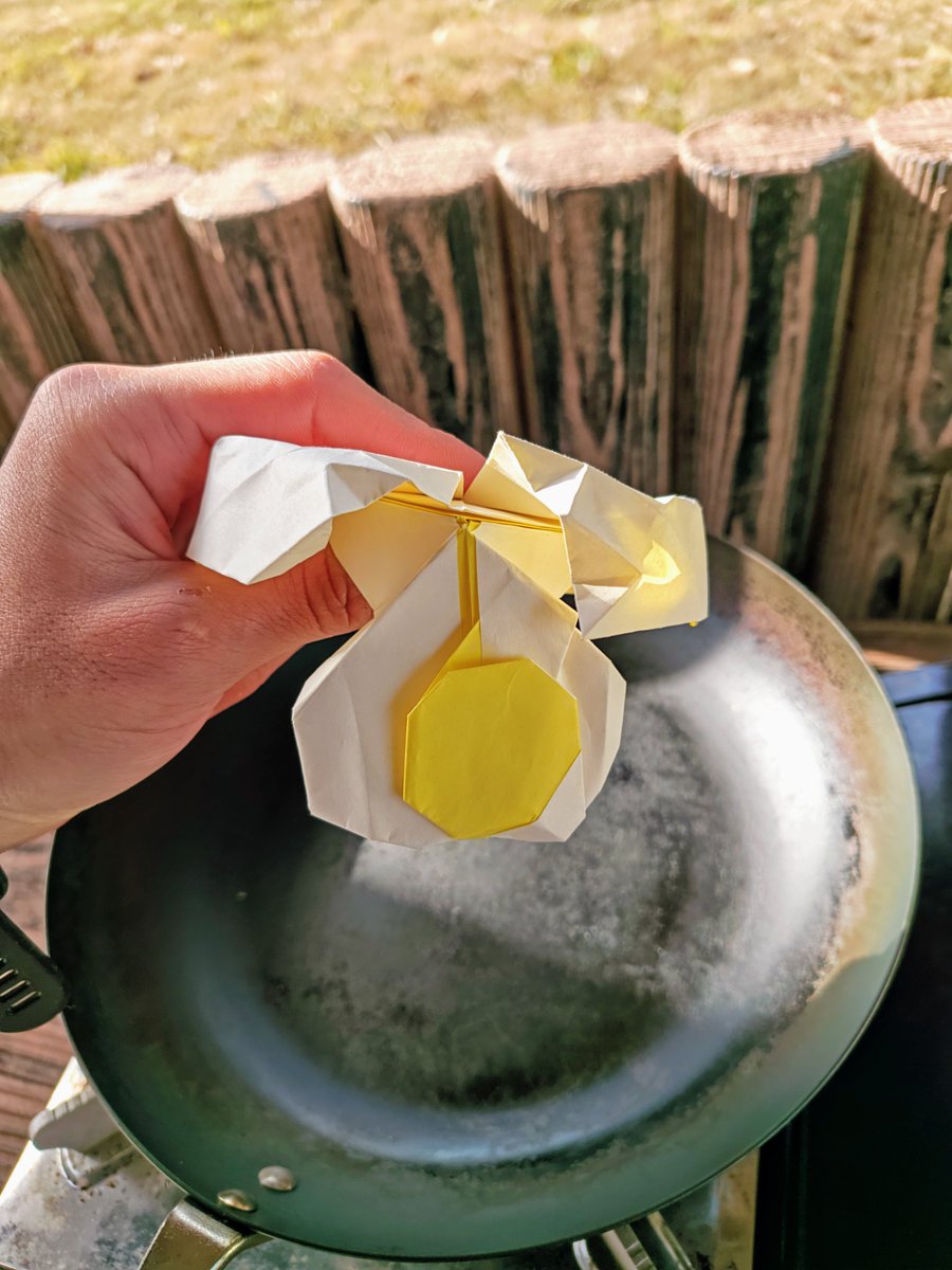 #超絶のおりがみ
宮本宙也さん創作<a href="/miyamotochuya/">宮本宙也 / Miyamoto Chuya</a> 
「たまご」
paper 25センチおりがみ
面白い作品✨
折り工程もテクニカル。
紙1枚で出来るとは驚いた🙌
#たまご #宮本宙也さん #折り紙 
#折り紙作品