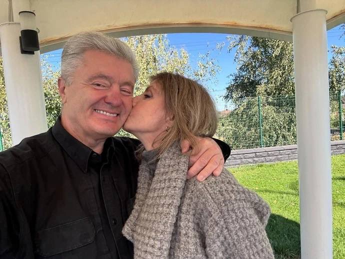 poroshenko's tweet photo. Ти моє світло у найтемнішу ніч, моє тепло у найхолоднішу зиму.

З днем народження, кохана! https://t.co/QOjn4cI8qM