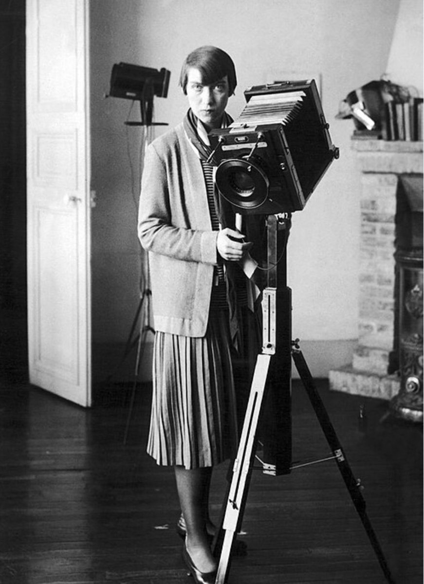 dabeny's tweet photo. La fotografía debería ser una declaración penetrante, selectiva. Berenice Abbott supo mirar el ser humano diáfana y selectivamente en el espíritu, forma, alma, trazado, gente; y espacios del urbanismo en N.Y. #MercedesMencheroVerdugo ❤️#CPUF @radioclasica
https://t.co/ZChImMGjdN https://t.co/LAnY8P7gS8