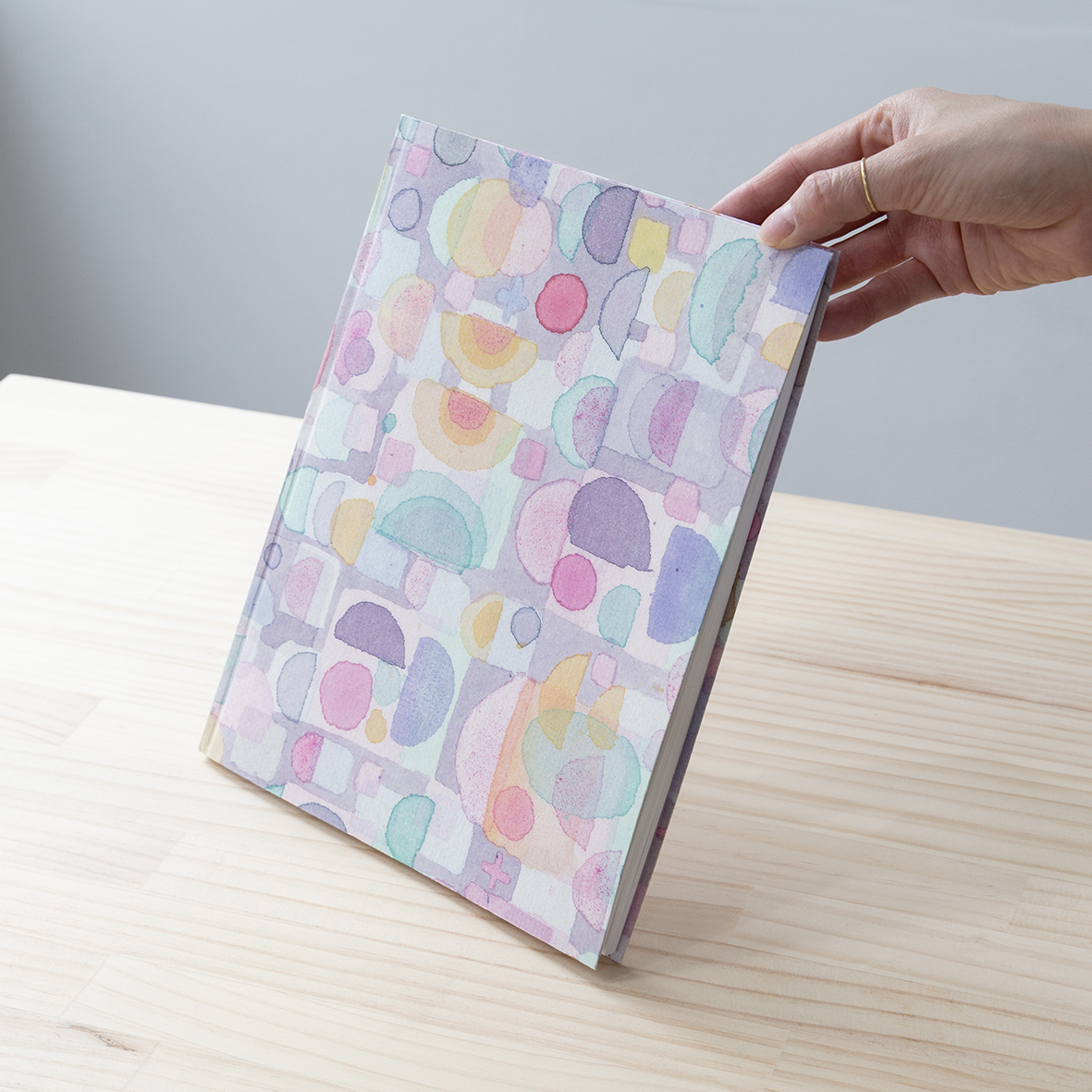 alt_medium's tweet image. ＼ 今月のおすすめ書籍 ／

qp『紙の上の音楽』

紙という薄い素材、ごく小さな画面の上で繰り広げられる、色と形の遊びのようなqpの作品は、ふたたび音楽の比喩を使えば、終わりのない練習曲のような印象を与えるだろう。

signandroom.stores.jp/items/62c6a445…