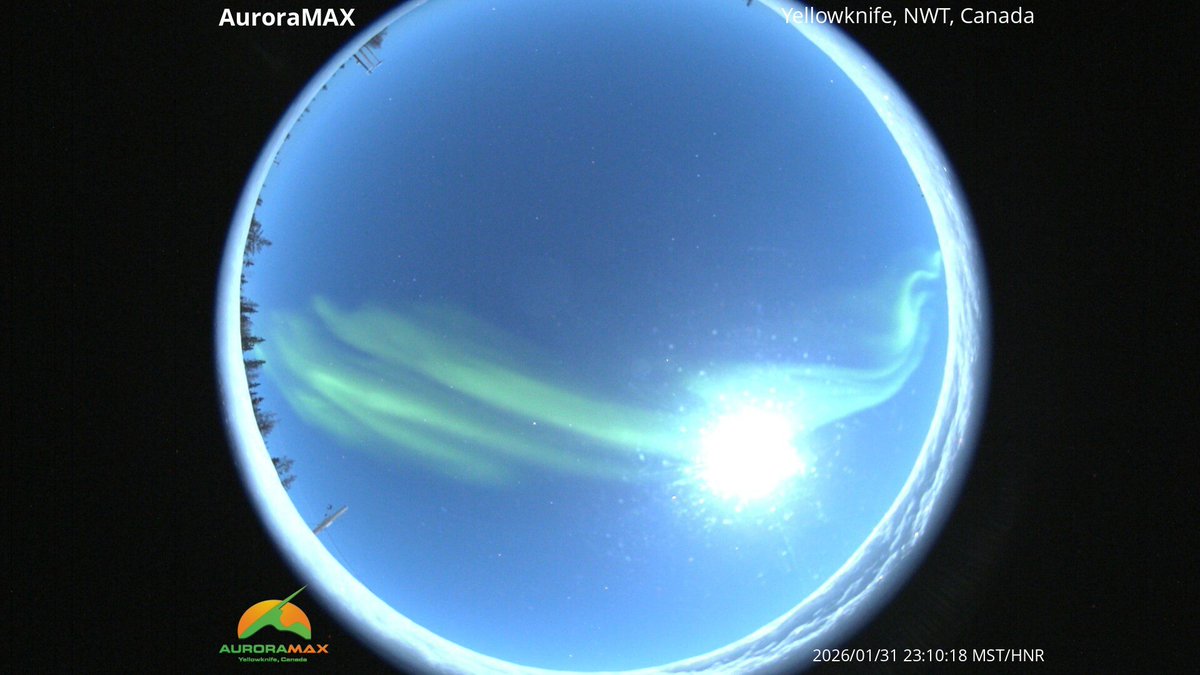 Quite a beautiful scene over Yellowknife now with bright, full-moon aurora. Nice!