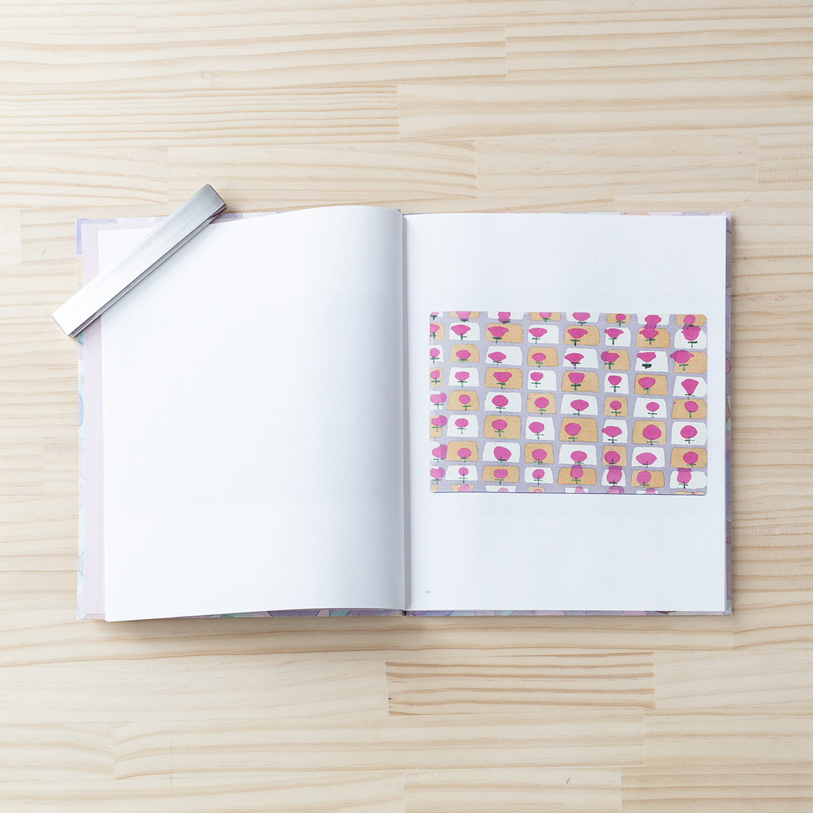 alt_medium's tweet image. ＼ 今月のおすすめ書籍 ／

qp『紙の上の音楽』

紙という薄い素材、ごく小さな画面の上で繰り広げられる、色と形の遊びのようなqpの作品は、ふたたび音楽の比喩を使えば、終わりのない練習曲のような印象を与えるだろう。

signandroom.stores.jp/items/62c6a445…