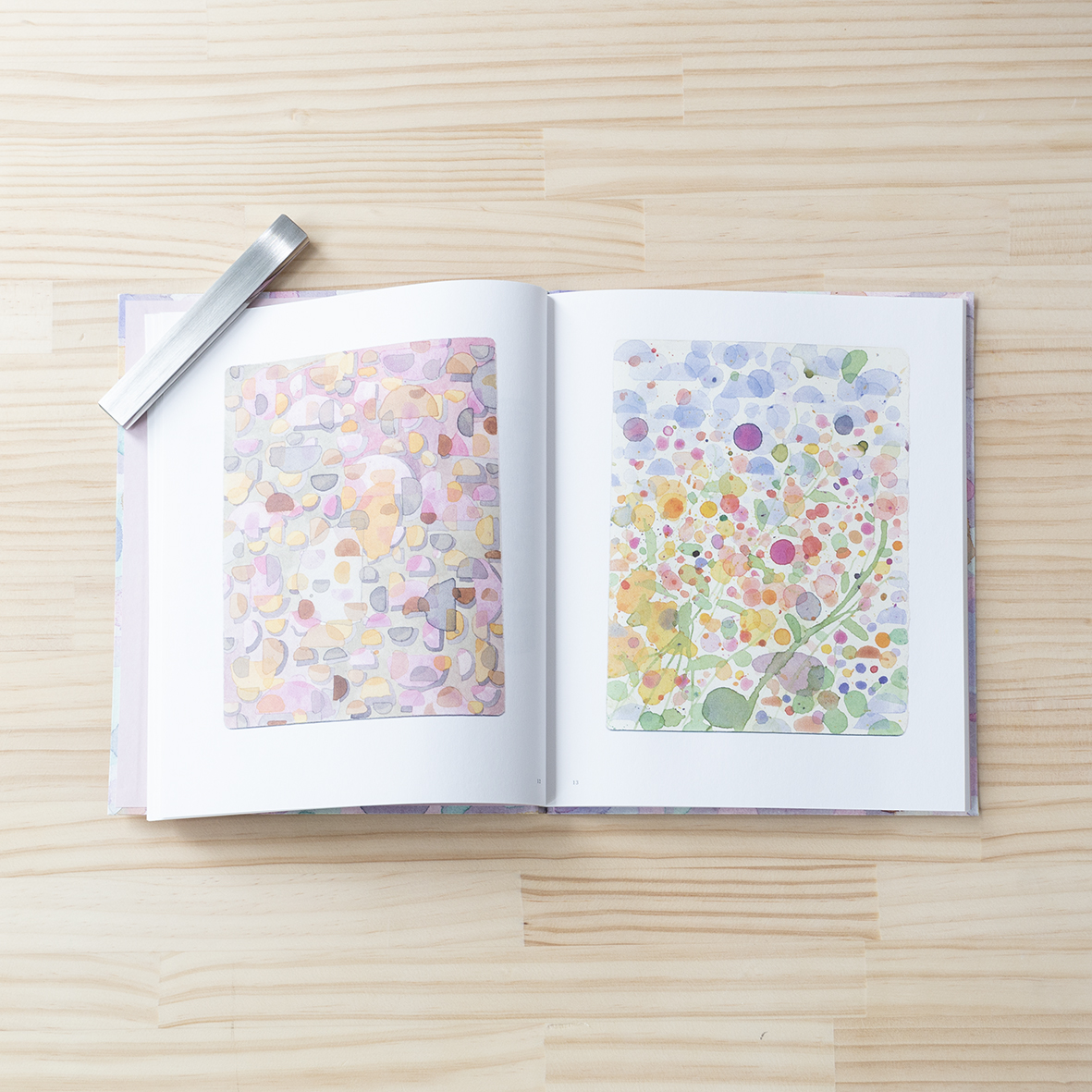 alt_medium's tweet image. ＼ 今月のおすすめ書籍 ／

qp『紙の上の音楽』

紙という薄い素材、ごく小さな画面の上で繰り広げられる、色と形の遊びのようなqpの作品は、ふたたび音楽の比喩を使えば、終わりのない練習曲のような印象を与えるだろう。

signandroom.stores.jp/items/62c6a445…