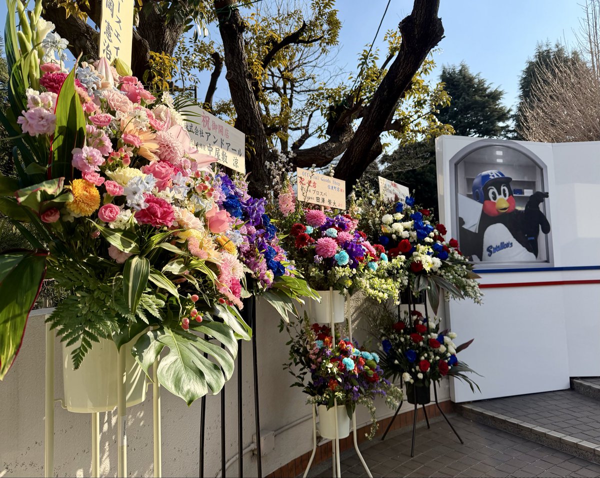 rascalpon's tweet photo. Official Goods Shop信濃町店のグランドオープン行ってきた。スワキャン中継見てたら出遅れて欲しかったグッズは沢山売り切れてたけど…再販あるといいな。くるりんぱカフェにも行けて良い休日だった✨ https://t.co/8KGRjkMhS3