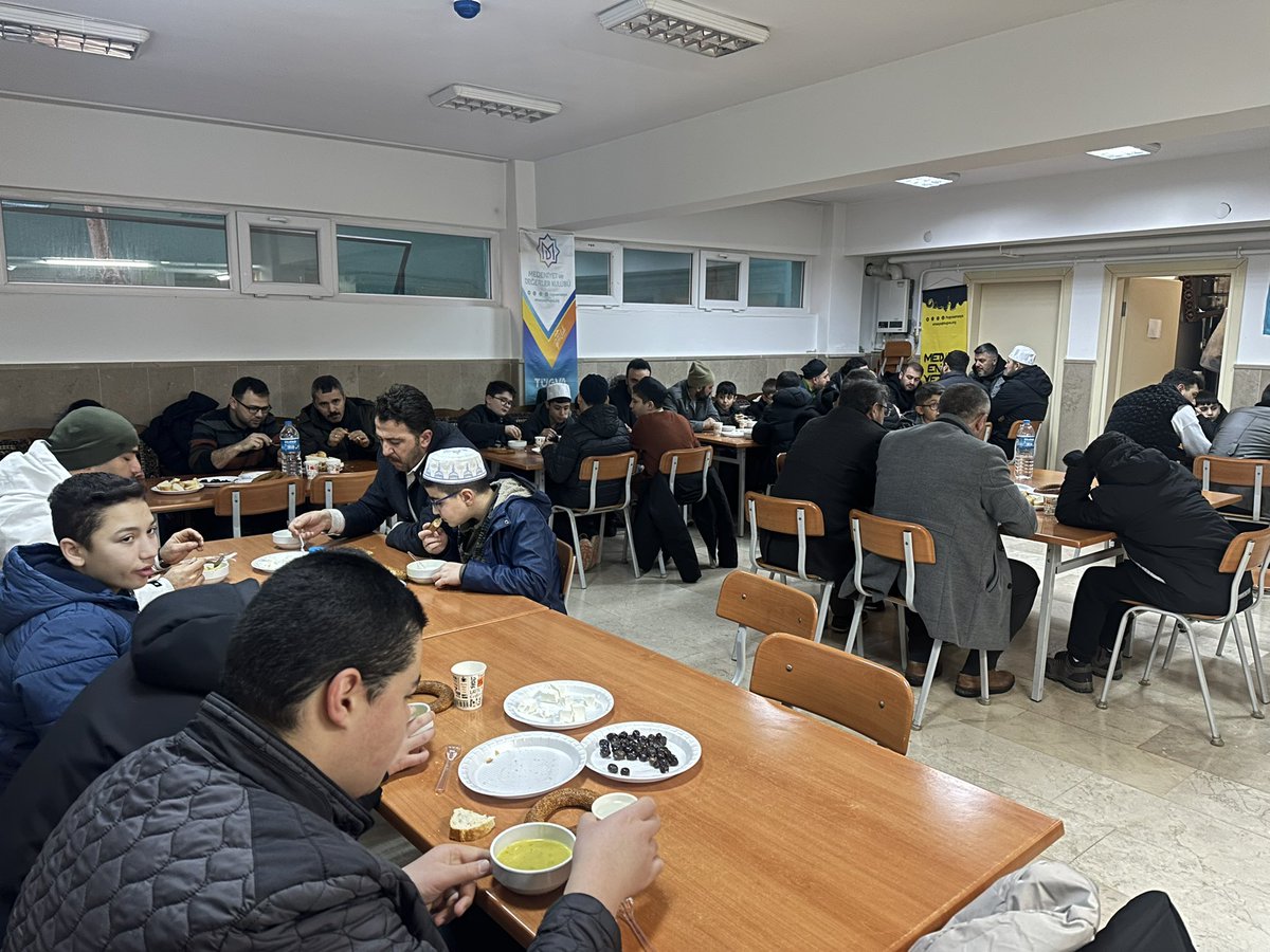 Bugün Fatih Sultan Mehmet Camii’nde, gönüllerimizi aynı niyetle birleştirerek sabah namazında buluştuk.
Rabbimizin huzurunda saf tutmanın huzurunu, kardeşliğin sıcaklığını ve duanın bereketini birlikte yaşadık.

#SabahınHuzurundaBuluşuyoruz