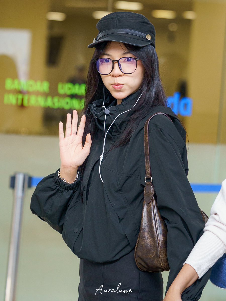 auralume's tweet image. Hi @Aralie_JKT48 👋🏻

Bandar Udara Internasional Juanda, Surabaya.
010226

#JKT48AirportFashion