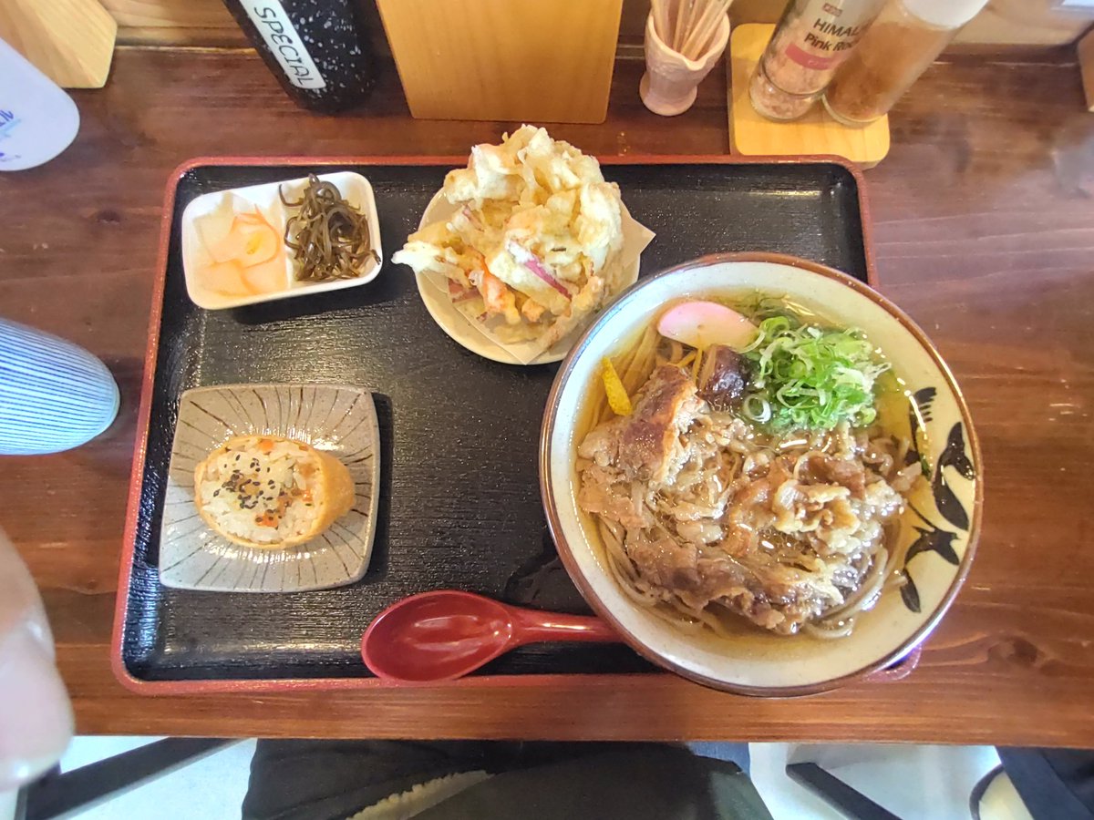ButaNangoku's tweet photo. 先日行った伊佐市菱刈の蕎麦北乃屋さん☝️開店前から駐車場がほぼ満車になる程の人気店☝️県外ナンバーがずらりと並ぶ中何とか8番目で入店🙂本日は肉そばセットを注文しました。 https://t.co/unpFKkQtyr
