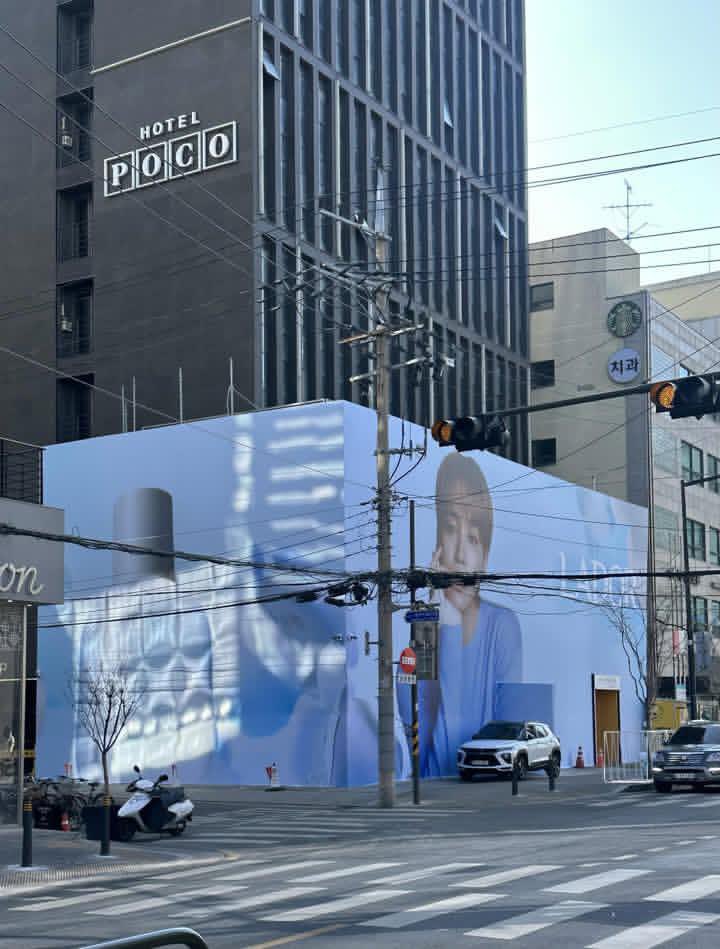 성수역 3번 출구 앞 포코호텔에 지민의 LADOR 엔젤뮤게 광고가 새롭게 걸렸습니다.

JIMIN ANGEL MUGUET 
FACE OF LADOR JIMIN 
LADOR GLOBAL AMBASSADOR JIMIN 
#JIMINxLADOR
#JIMIN #지민 #ParkJimin