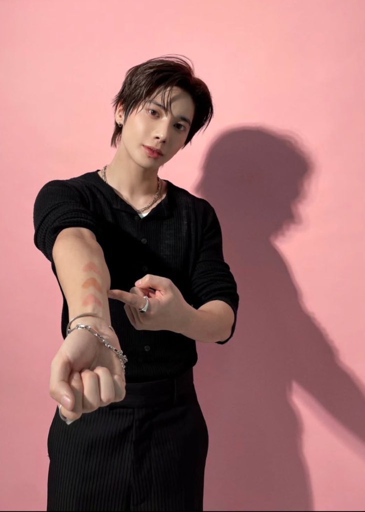 L0VELYBEOMIE's tweet image. when he’s so attractive that even his shadow is so attractive