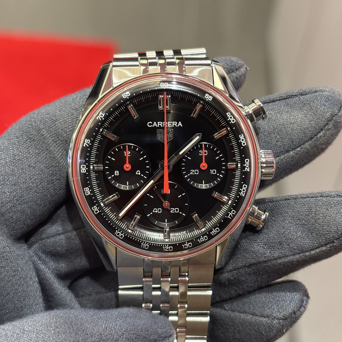 Threecbp's tweet image. 【TAG HEUER】
カレラ　グラスボックス　41mm

存在感を高めた41mmのケースサイズが、多様化する期待に応えるためにデザインされた新作✨

ノンデイトなのでダイヤルデザインがすっきりとし視認性抜群です◎
文字盤とインデックスの2トーン配色が、時計の洗練されたセンスを象徴します🌟