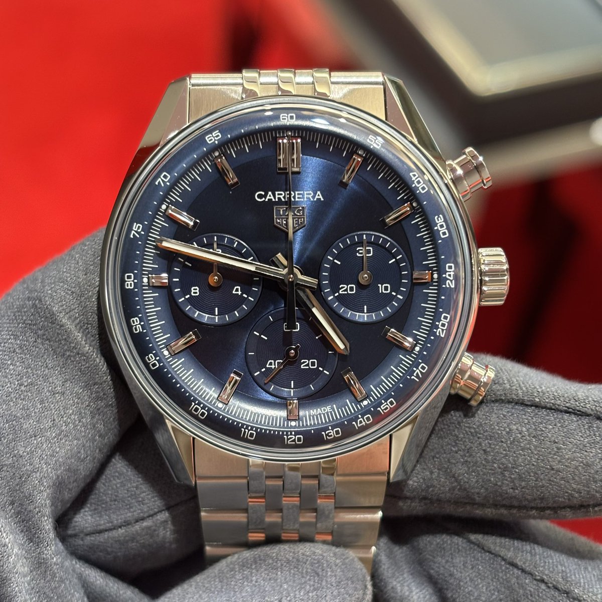 Threecbp's tweet image. 【TAG HEUER】
カレラ　グラスボックス　41mm

存在感を高めた41mmのケースサイズが、多様化する期待に応えるためにデザインされた新作✨

ノンデイトなのでダイヤルデザインがすっきりとし視認性抜群です◎
文字盤とインデックスの2トーン配色が、時計の洗練されたセンスを象徴します🌟