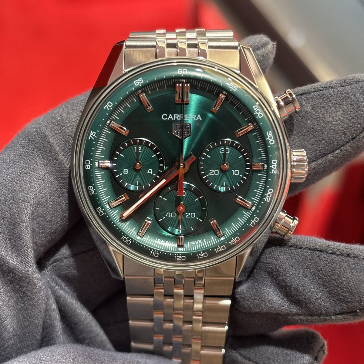 Threecbp's tweet image. 【TAG HEUER】
カレラ　グラスボックス　41mm

存在感を高めた41mmのケースサイズが、多様化する期待に応えるためにデザインされた新作✨

ノンデイトなのでダイヤルデザインがすっきりとし視認性抜群です◎
文字盤とインデックスの2トーン配色が、時計の洗練されたセンスを象徴します🌟