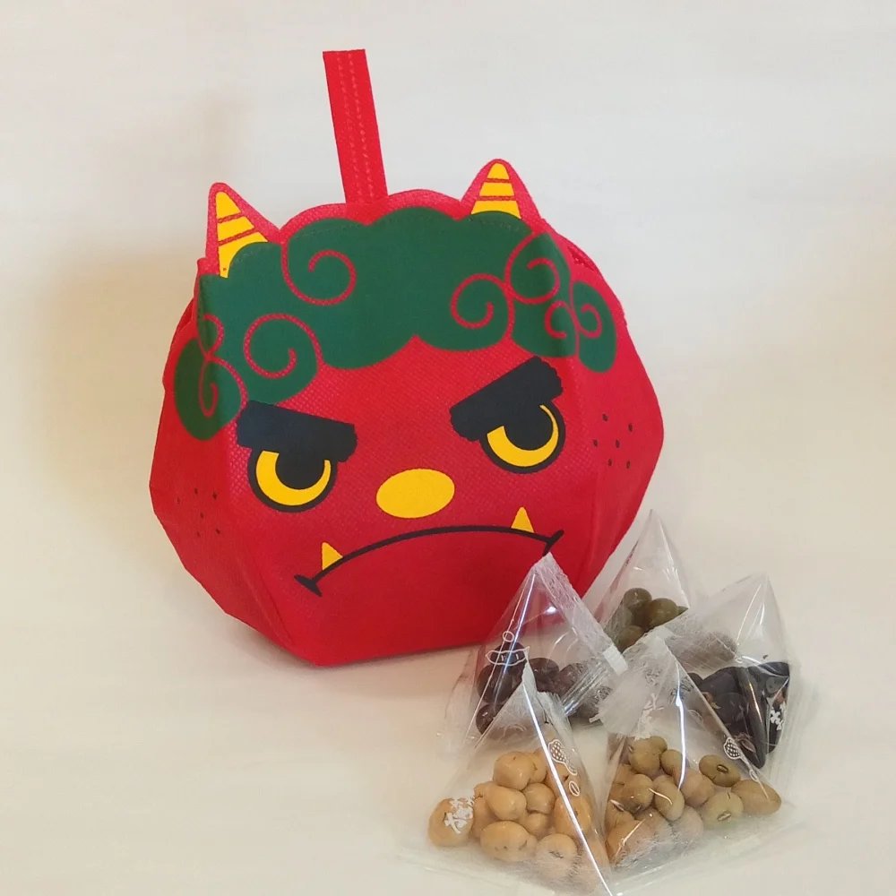 SYgourmetup's tweet photo. ＼#節分 おすすめ菓子／
＜#鎌倉まめや＞
●節分豆　鬼バッグ 1袋　税込864円
・節分豆・北海黒豆／北海道産袖振り大豆を柔らかく煎りました。
・麦パフ黄な粉チョコレート／麦のパフに黄な粉チョコレートを付けました。
・福寿豆／落花生を砂糖としそ味で紅白の色合いに。
■地下2階＝鎌倉まめや https://t.co/c308mQJdmy