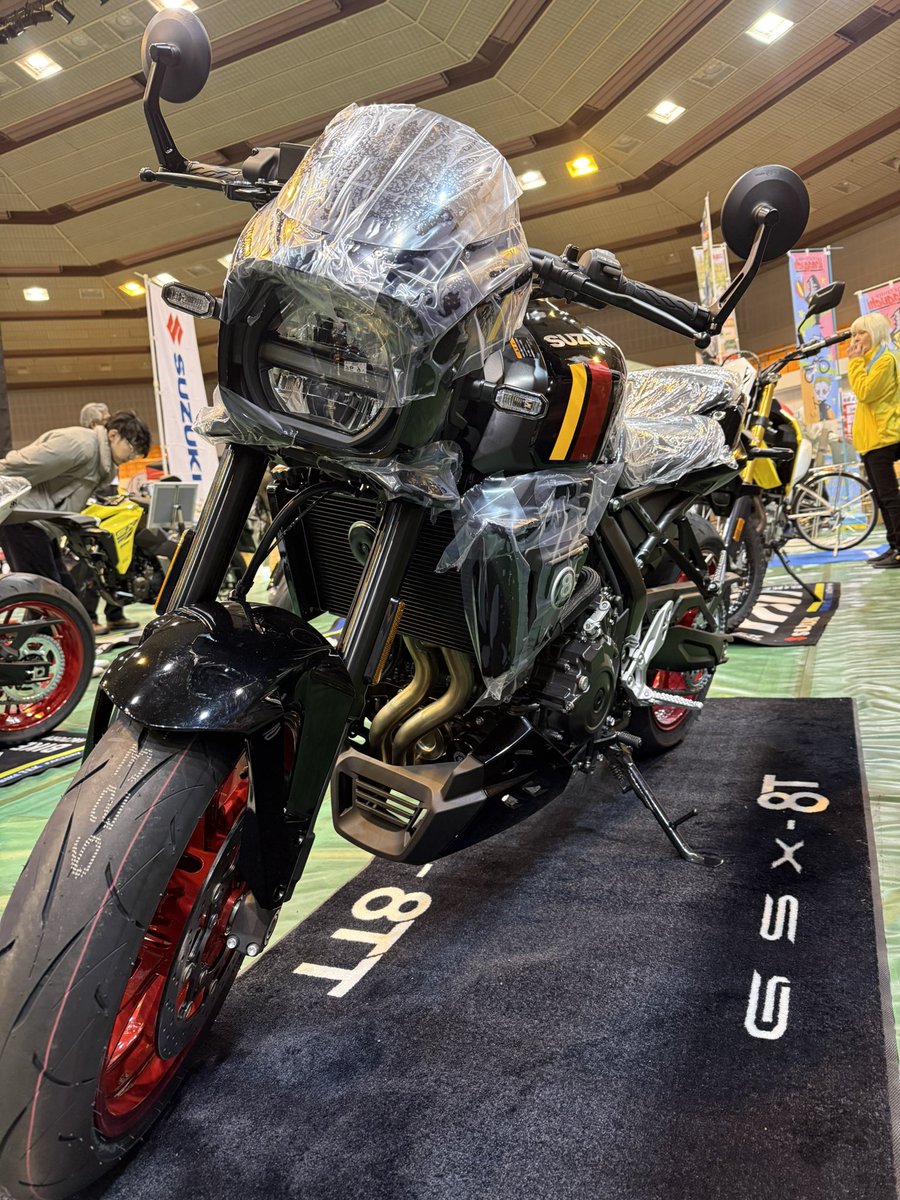 run_the_hazard's tweet photo. パンクしたのでチューブ交換(2枚重ね)
純正キャブのセッティングズレたままでも走れる素晴らしさ！
もうスパイクタイヤは寿命だな https://t.co/7b5wVgS7ZE
