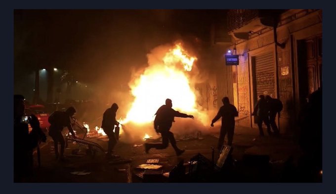 news_az's tweet photo. 🚨#Protests in #Turin escalate into riots: 30 injured

In Turin, a demonstration by radical students and young people escalated into clashes with police. At least 30 people were injured, and one police officer was hospitalized, ANSA reports.

According to media reports, around 15,000 people took part in the protest. The trigger was the closure of a social center. Participants chanted anti-government slogans and calls in support of Palestine, set fire to trash containers, threw stones, and set off firecrackers. One police vehicle was burned. Police used water cannons, and several people were detained.

Italian Prime Minister Giorgia Meloni called the incident an “unacceptable attack on the state.”

Authorities and political parties, including the opposition, condemned the violence. #Italy’s Interior Ministry announced tough measures against those responsible.
