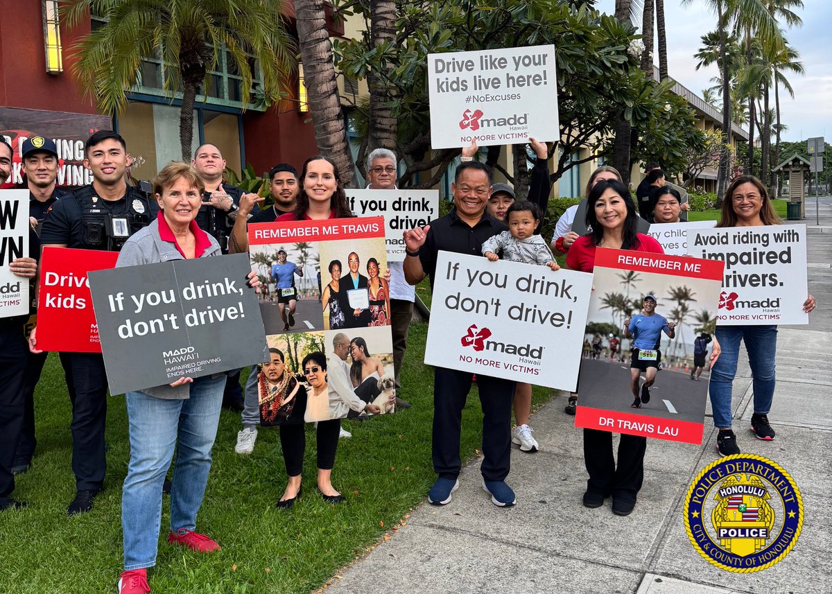 honolulupolice's tweet photo. HPD Traffic officers partnered with MADD Hawaii and the community for a legacy sobriety checkpoint in memory of Dr. William “Travis” Lau, who was killed by a drunk driver in 2019. Let's pledge to drive sober. Mahalo! 🚦🙏#SaferRoadsTogether #DriveWithAloha #SafeEveryMile https://t.co/KeoIrHTac3