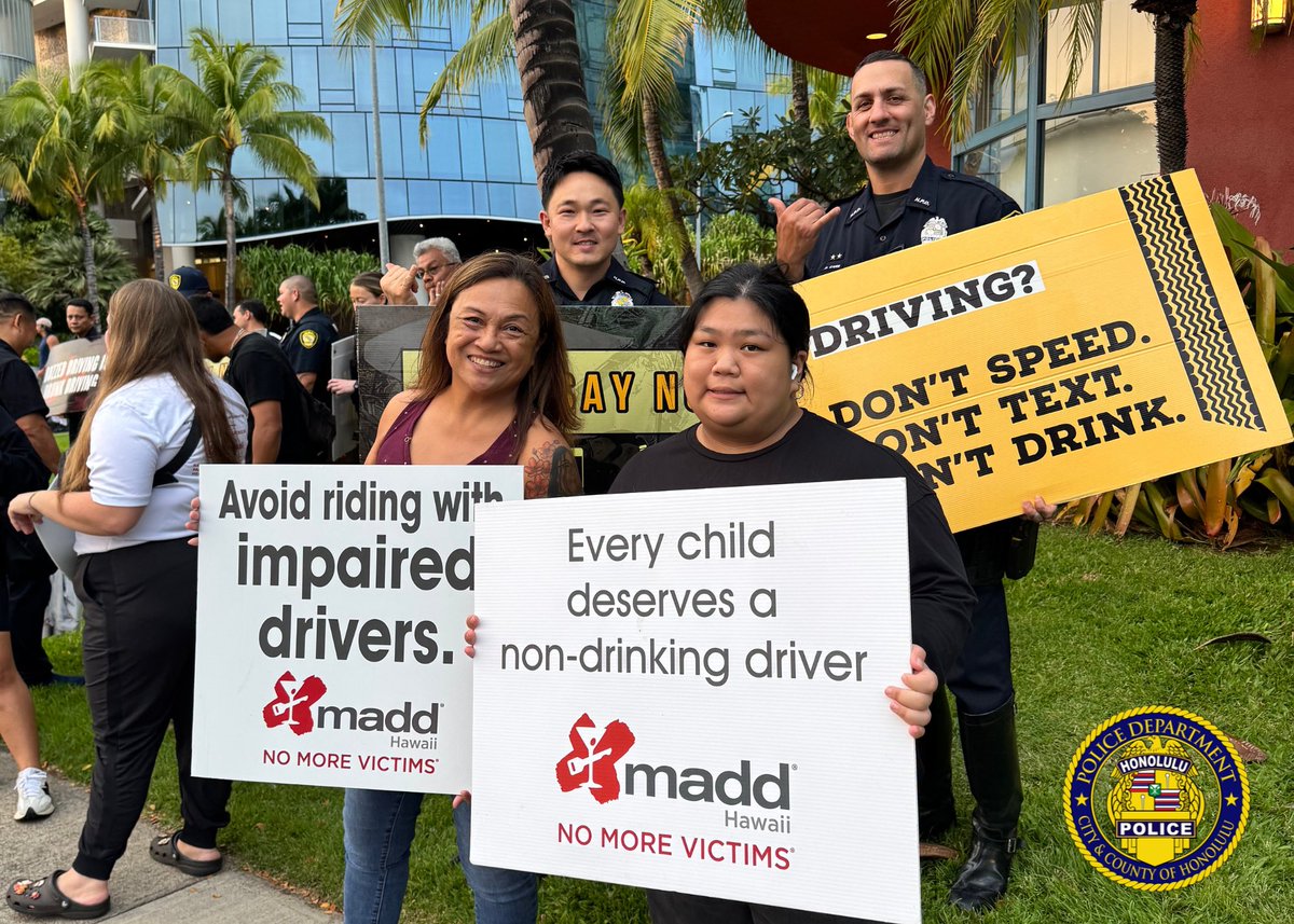honolulupolice's tweet photo. HPD Traffic officers partnered with MADD Hawaii and the community for a legacy sobriety checkpoint in memory of Dr. William “Travis” Lau, who was killed by a drunk driver in 2019. Let's pledge to drive sober. Mahalo! 🚦🙏#SaferRoadsTogether #DriveWithAloha #SafeEveryMile https://t.co/KeoIrHTac3