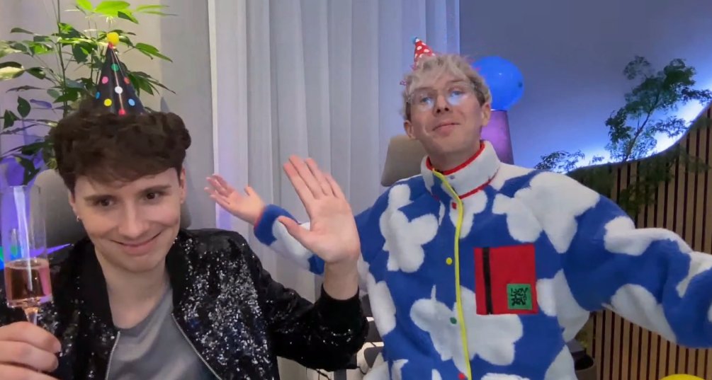 phphrog's tweet image. obsessed with mr "you dont need more coats" "you have too many coats" "you dont need a fleece" buying phil a whimsical fleece for his birthday anyway

i see you for the fake idgaf-er you are Daniel james howell