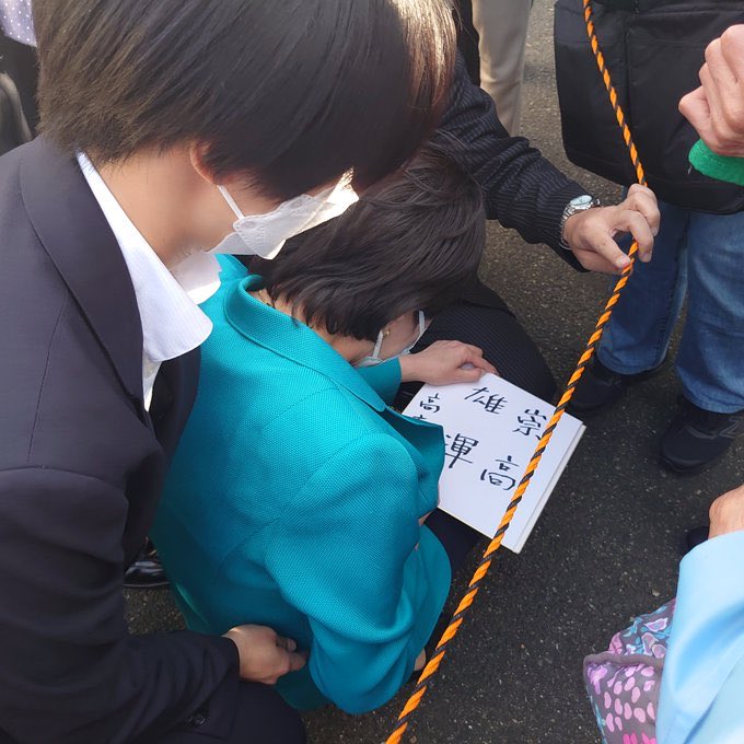 昔、まだ安倍晋三さんが生きていた頃、高市早苗さんが街頭で、痛みを抱えた手でサインをしながら「字が汚くてごめんね」と添えていた。これ、言葉の中身は謝罪だけど、実体は約束に近い。あなたの前に立つ以上、雑に扱わない。急いでいても、痛くても、あなたをサインという作業にして処理しない。