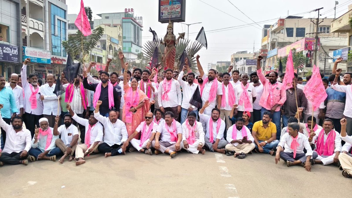కేసీఆర్ గారికి సిట్ నోటీసులు ఇవ్వడంపై రాష్ట్రవ్యాప్తంగా ఆగ్రహజ్వాలలు!

అబద్ధాల పునాదులపై గద్దెనెక్కిన కాంగ్రెస్‌కు 
హామీలను అమలు చేయలేక
ఆధారాలు లేని ఫోన్ ట్యాపింగ్ కేసులో 
రాజకీయకక్షతోనే విచారణ పేరిట డ్రామాలు ఆడుతున్న కాంగ్రెస్ ప్రభుత్వంపై సూర్యాపేట జిల్లా కేంద్రంలో భారీ నిరసన.