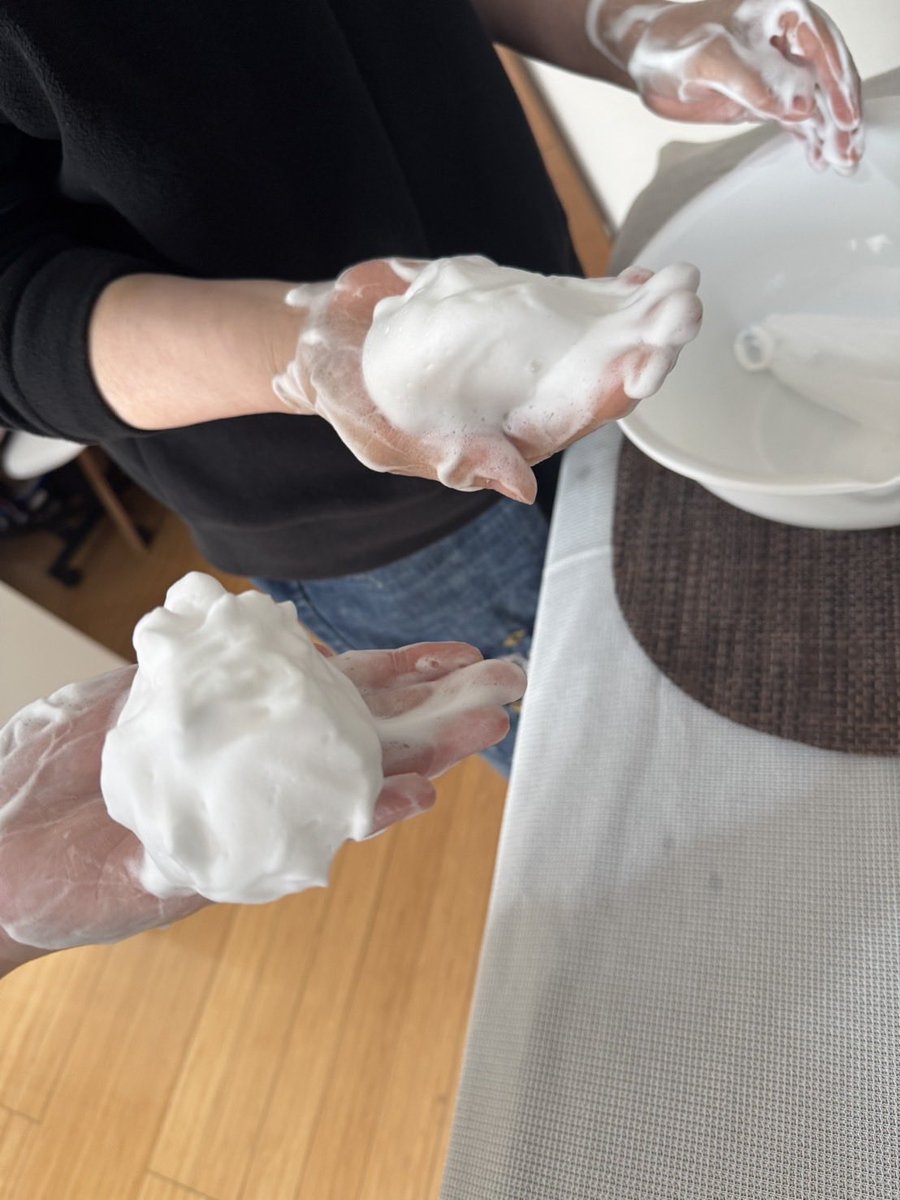 studiocleo's tweet photo. 美肌教室を開催しました🥰

今回のメニューは洗顔レッスンとセルフケア講座🥰

美肌作りに欠かせない洗顔を深掘り！

毎日の洗顔で差をつける為のポイントをたっぷりお伝えさせていただきました✨

そして毎日ホームケアへちょっとプラス出来るヘッドのプラスケアをレクチャーさせていただきました💁‍♀️ https://t.co/alvAJkftEK