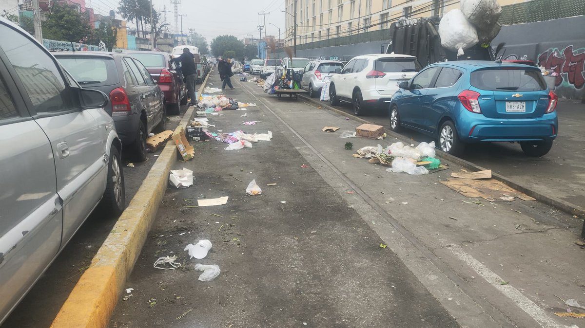 <a href="/AzcapotzalcoMx/">Alcaldía Azcapotzalco</a> Domingo día de tianguis en FFCC Nacionales. Veamos cómo amanece el Lunes y así dura toda la semana. Es un auténtico basurero frente a Pabellón Azcapotzalco. Todos los días es lo mismo.