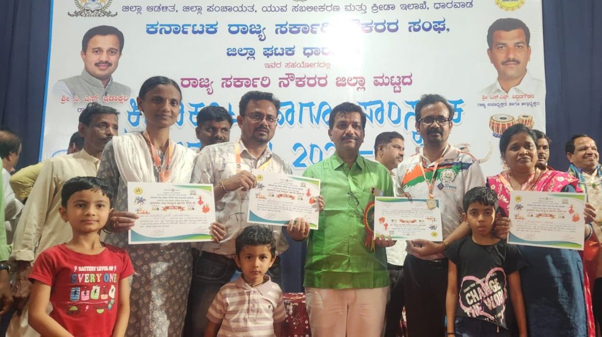 CMDharennavar's tweet photo. ಧಾರವಾಡದಲ್ಲಿ ನಡೆದ ಕರ್ನಾಟಕ ರಾಜ್ಯ ಸರಕಾರಿ ನೌಕರರ ಜಿಲ್ಲಾ ಮಟ್ಟದ ಕ್ರೀಡಾಕೂಟದ ಟೇಬಲ್ ಟೆನ್ನಿಸ್  ಸ್ಪರ್ಧೆಯಲ್ಲಿ ನನ್ನ ಪತ್ನಿಯಾದ  ಸುನಂದಾ 40 ವರ್ಷ ಒಳಗಿನ ಮತ್ತು 40 ವರ್ಷ ಮೇಲ್ಪಟ್ಟ ಮಹಿಳೆಯರ ವಿಭಾಗದ  ಸಿಂಗಲ್ಸ್ ನಲ್ಲಿ ಪ್ರಥಮ ಸ್ಥಾನವನ್ನು ಹಾಗೂ
 ಮಹಿಳೆಯರ ಡಬಲ್ಸ್ ನಲ್ಲಿ ಪತ್ನಿ ಸುನಂದಾ ಮತ್ತು ನನ್ನ ಸೊಸೆಯಾದ ಭಾರತಿ  ಪ್ರಥಮ ಸ್ಥಾನ ಪಡೆದುಕೊಂಡರು.
 ನನ್ನ ಸಹೋದರನಾದ  ಶ್ರೀ ಗುರುಸಿದ್ದಪ್ಪ 45 ವರ್ಷ ಒಳಗಿನ ಪುರುಷರ ವಿಭಾಗದ  ಸಿಂಗಲ್ಸ್ ನಲ್ಲಿ  ದ್ವಿತೀಯ ಸ್ಥಾನ ಪಡೆದುಕೊಂಡನು.
 ನಾನು 45 ವರ್ಷ ಮೇಲ್ಪಟ್ಟ ಪುರುಷರ ವಿಭಾಗದ ಸಿಂಗಲ್ಸ್ ನಲ್ಲಿ ತೃತೀಯ ಸ್ಥಾನ ಪಡೆದೆನು.
 ಪುರುಷರ ಡಬಲ್ಸ್ ನಲ್ಲಿ ನಾನು ಮತ್ತು ನನ್ನ ಸಹೋದರನಾದ ಗುರುಸಿದ್ದಪ್ಪ ದ್ವಿತೀಯ  ಸ್ಥಾನ ಪಡೆದುಕೊಂಡೇವು
 ಒಟ್ಟು 8 ಪದಕಗಳನ್ನು ಪಡೆದು ರಾಜ್ಯ ಮಟ್ಟಕ್ಕೆ ಆಯ್ಕೆಯಾಗಿರುತ್ತೇವೆ.💐
#TableTennis  #Karnataka #dharwad