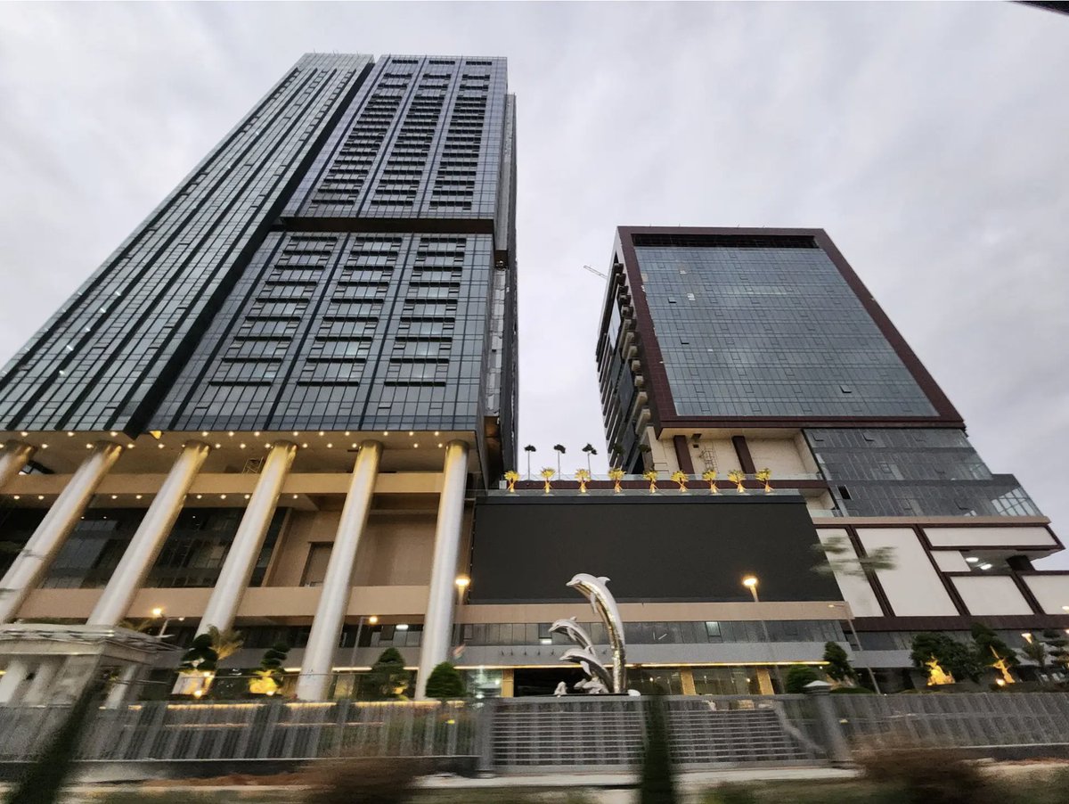 gpr_realtors's tweet photo. Hyderabad's skyline just got taller! SAS iTower at Khajaguda – 37 floors, 171m high, tallest business tower in the city. Massive 1.2 lakh sq ft floor plates, digital facade, mall, multiplex & more. Future of work & life in Financial District! 🏙️✨ #HyderabadRealEstate #SASiTower

Follow us for latest real estate updates:
https://t.co/1c82CJARMe
👉 +91-6305277159 
*Prashanth Reddy