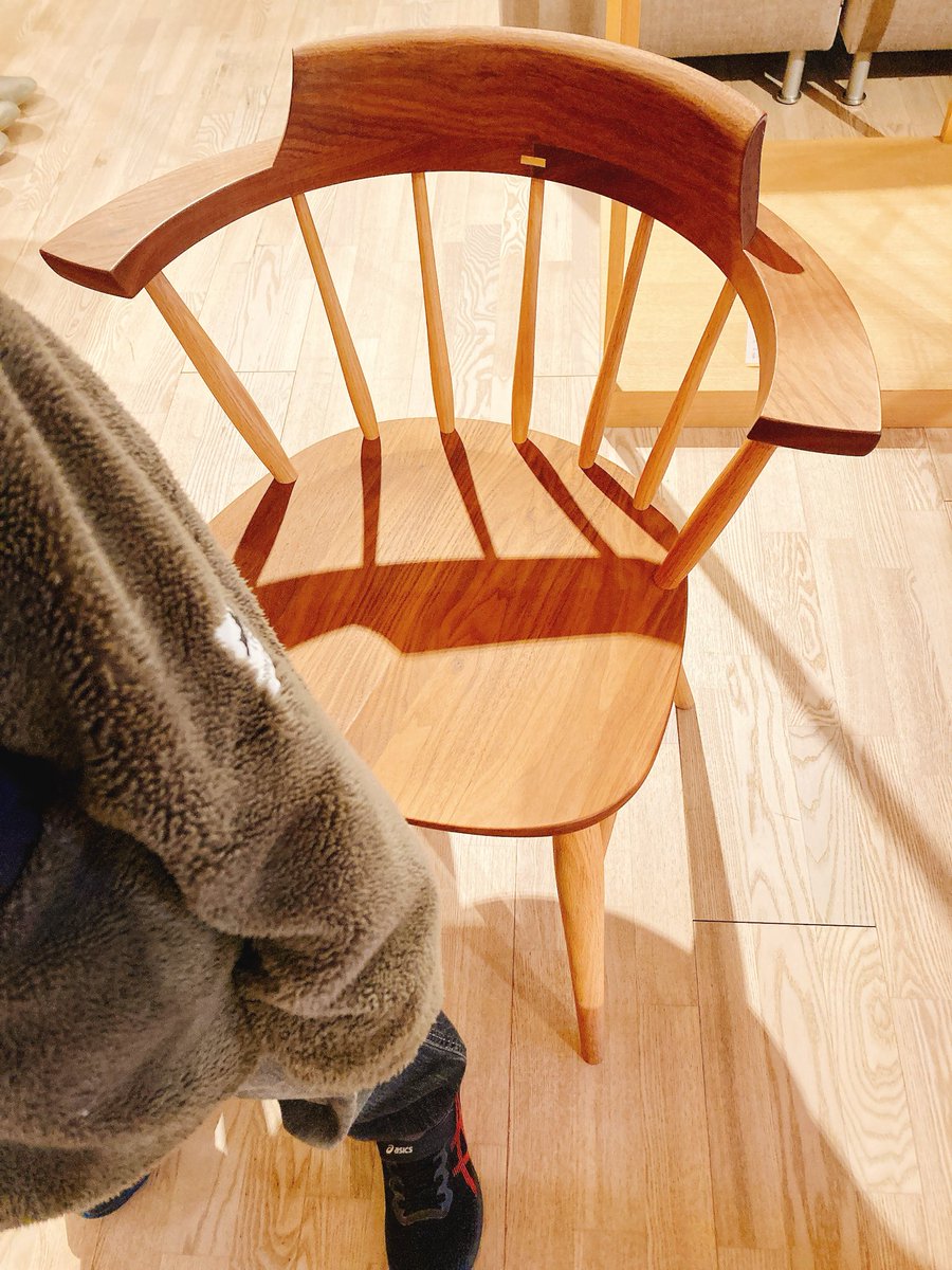 40年前の飛騨産業さんのベビーチェアを卒業し、新たな一脚を選ぶ7歳児