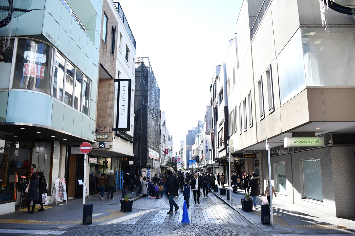 名探偵プリキュア！１話　聖地巡礼⑦

EDに出てくる通り
・元町通り（中区元町）

代官坂通りとの交差点
曇天平日昼間が推奨かも