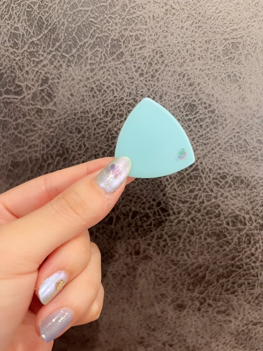 今日はアコギに遊んでもらう。 これなんのピックかわかる人いる