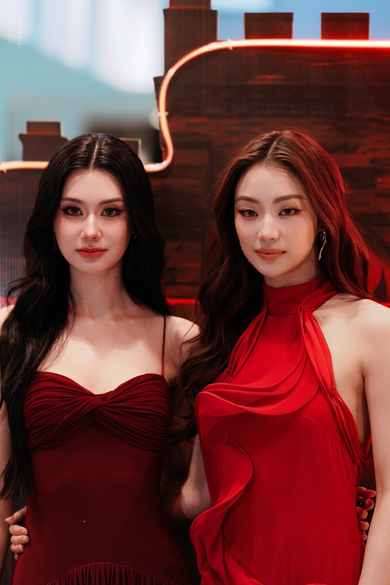 ป๊าดดดด ดวงแม่ แม่ใส่ชุดแดงปุ๊บ
เจอน้องมาเก็บโปรเจคเลย

LENAMIU 1ST FAN MEETING #LENAMIUBorn2Shine 
#ลีน่าหมิว #LenaMiu