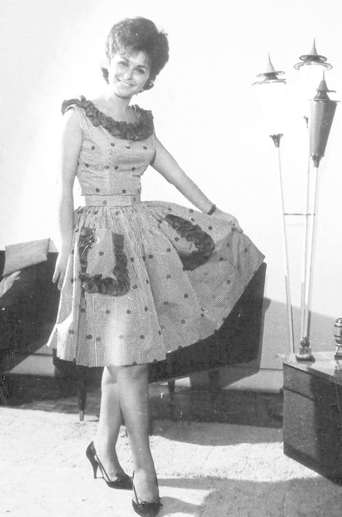 Sudanhistory280's tweet photo. سعاد حسني تعود من السودان ومعها تشكيلة أقمشة

22 يناير 1962 – عادت الفنانة المصرية سعاد حسني من حفل أضواء المدينة بالسودان، ومعها تشكيلة مختلفة من الأقمشة.

وقالت سعاد إنها اكتشفت أن الأقمشة في سوق السودان رخيصة جداً، فاشترت ملابس للأفلام المقبلة بكل النقود التي كانت معها.

ومن بين الأقمشة التي اشترتها سعاد:
شانتوج إنجليزي برتقالي هادئ، بـ 3 جنيهات للمتر.
لينو سويسري «تركواز»، بـ 60 قرشاً للمتر.
تروكلين إنجليزي مُقَلَّم (أسود وأبيض)، بـ خمسة وسبعين قرشاً للمتر.
قطيفة سوداء بـ 365 قرشاً للمتر.
حرير سويسري في لون «الفستقي» … بـ 75 قرشاً للمتر (مجلة روز اليوسف المصرية)