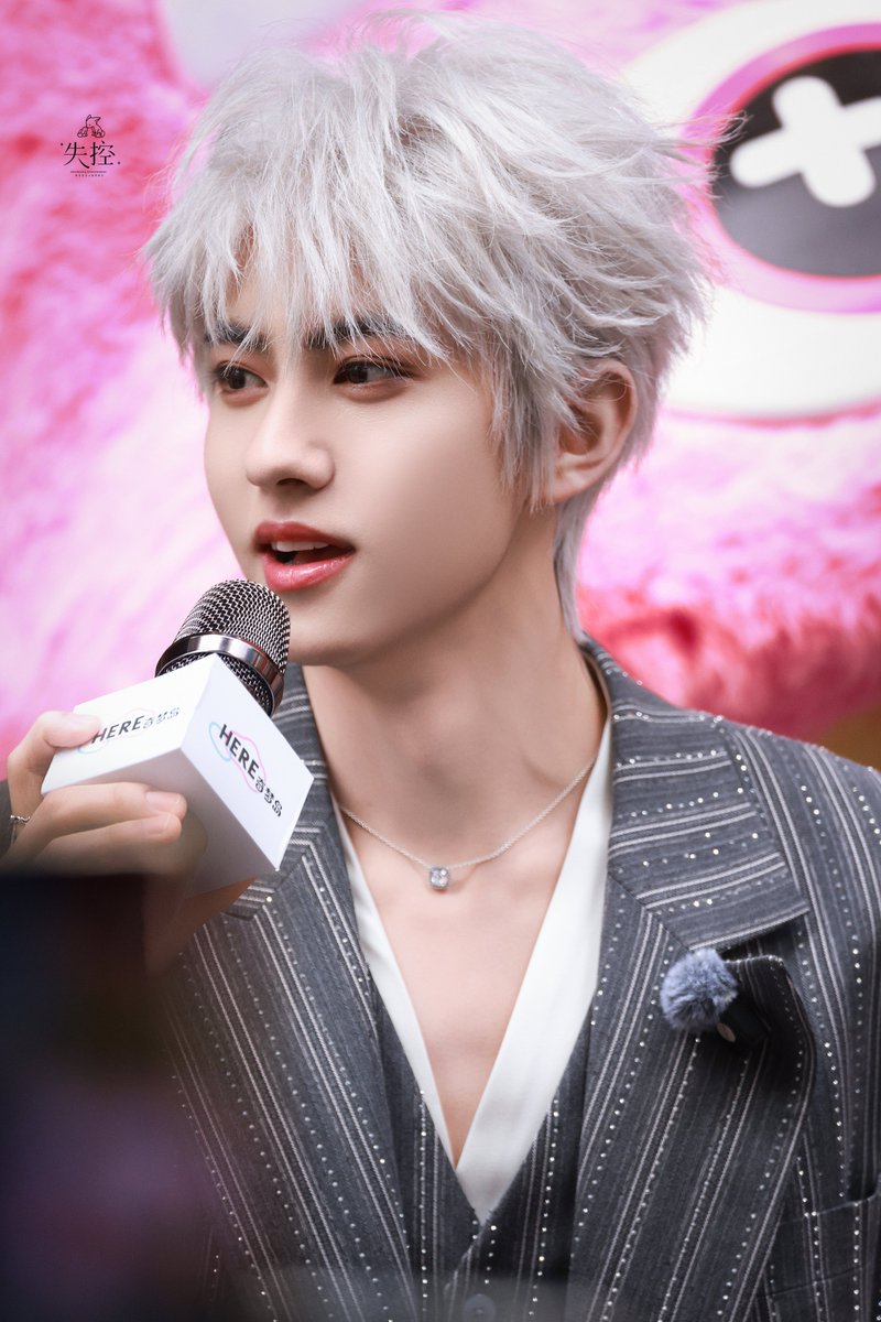 ทำไมน่ารักขนาดนี้ล่ะคุณหนู 🥲

cr. 失控丨0113x0905
#LiuXuanchengxSiiNONO 
#刘轩丞 #LiuXuanCheng #หลิวเซวียนเฉิง