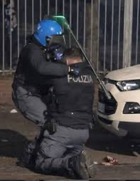 SPaiolo's tweet photo. Si chiama Alessandro Calista
29 anni, sposato e con un figlio .
Il Buongiorno lo Dedico a Te e alla tua famiglia
Ed agli Uomini e le Donne delle Forze dell’Ordine che rischiano la vita ogni giorno per la nostra incolumità.
Forza Alessà ❤️
@poliziadistato 
#SempreDallaVostraParte https://t.co/l2NlmIgKqE