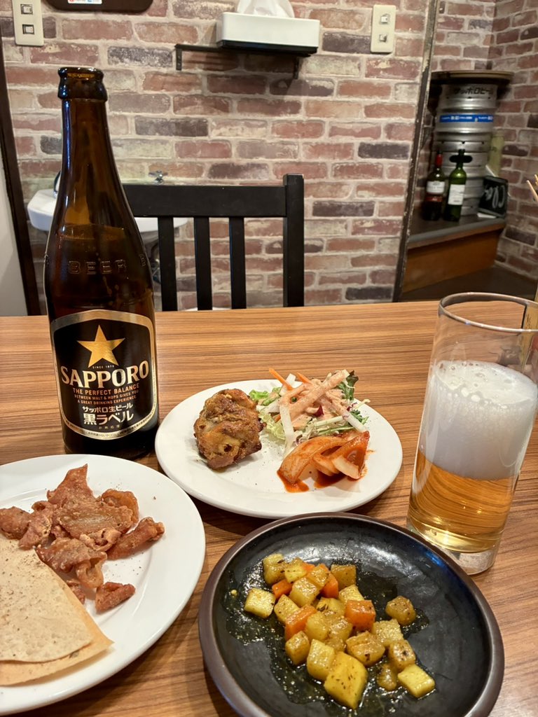 休日は安定のインド料理せんべろ。これで税込¥850。もう1本頼んじゃおうかな…☺️