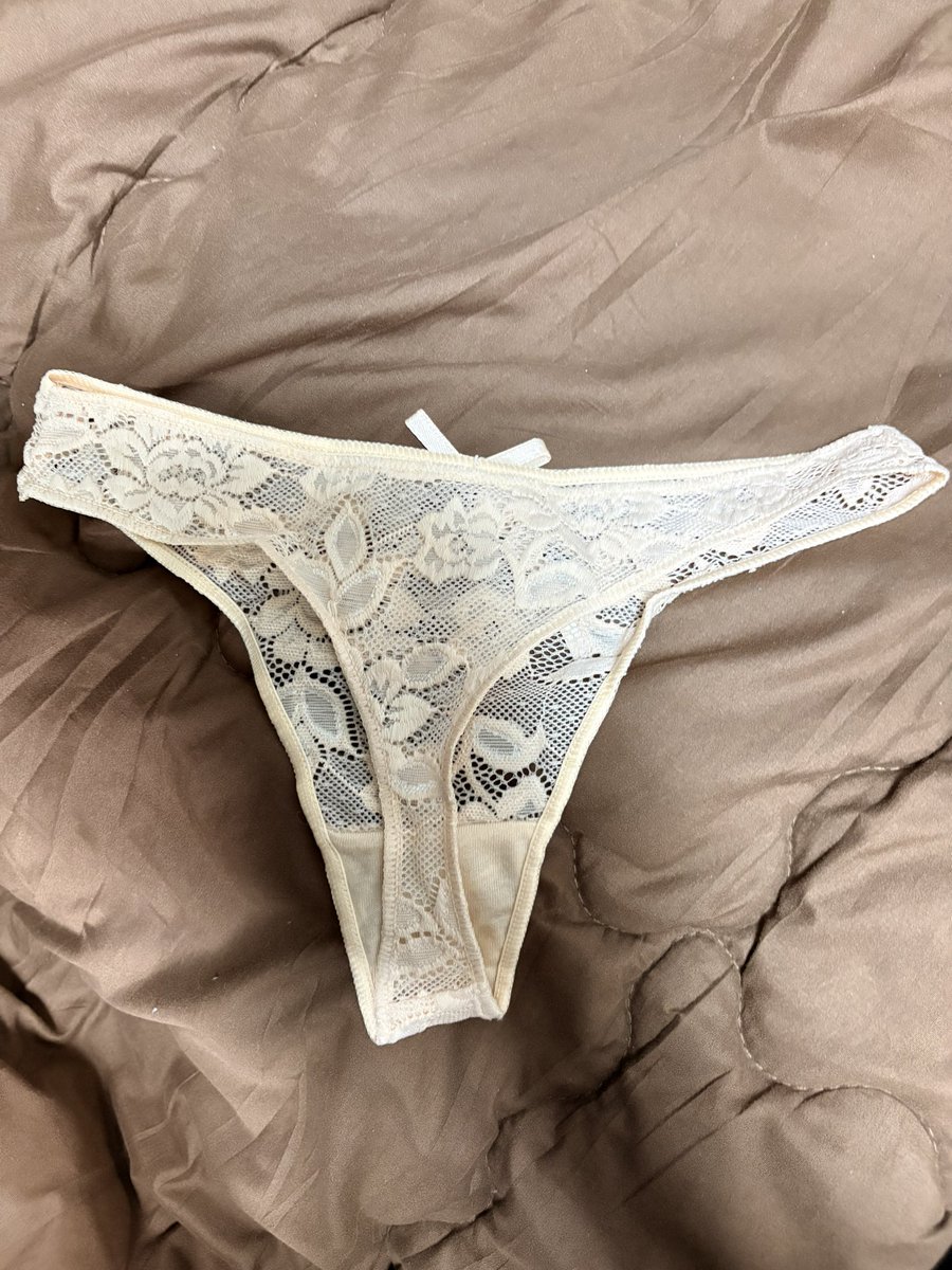 不動の人気カラー、ベージュTバック👙  
自然で上品、飽きのこない一枚です🖤

詳細はDMでご案内します📩  
大人の方のみお願いします。

#tバック
#ランジェリー
#下着販売
#大人の嗜み