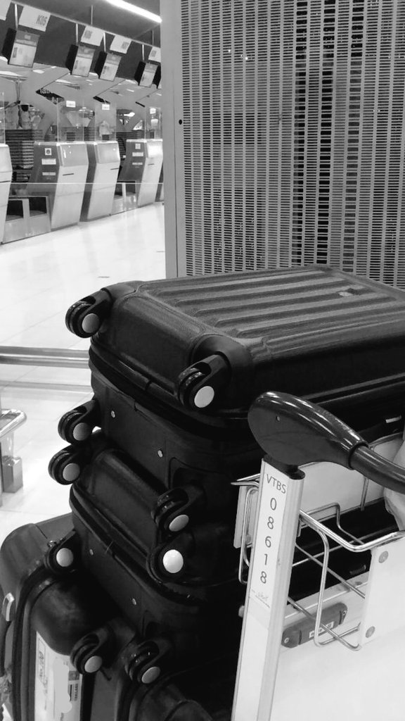 ️️ 

       𖤣 𝗜𝗧𝗔𝗠𝗜 𝗢𝗦𝗔𝗞𝗔
         𝗜𝗡𝗧𝗘𝗥𝗡𝗔𝗦𝗜𝗢𝗡𝗔𝗟
         𝗔𝗜𝗥𝗣𝗢𝗥𝗧. 
         Minggu, 01 Feb | 10:09 AM. 

After spending the night on the plane, we finally arrived at Osaka Airport. The vacation had begun for the next two weeks.      

️️