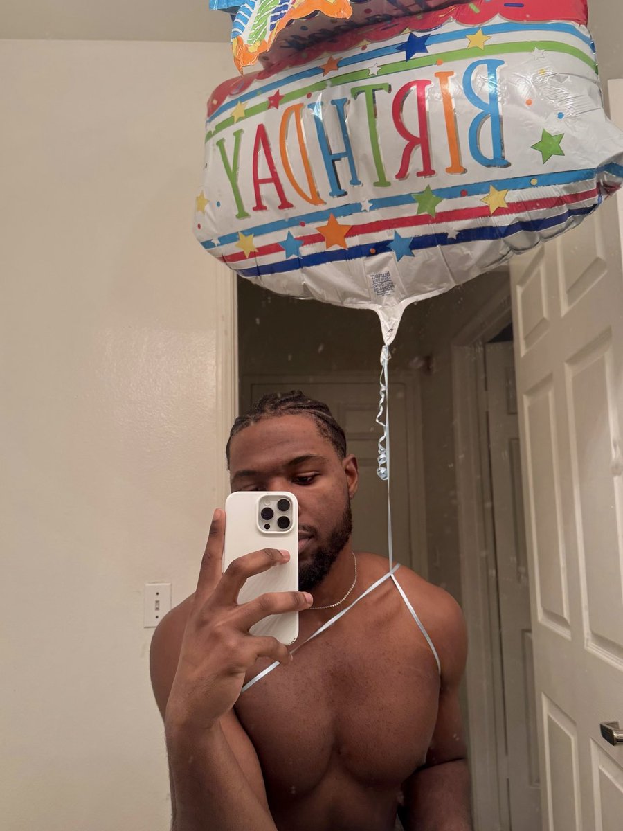 DavidStVal's tweet image. my bday week is almost over nooooo ..!!🎈