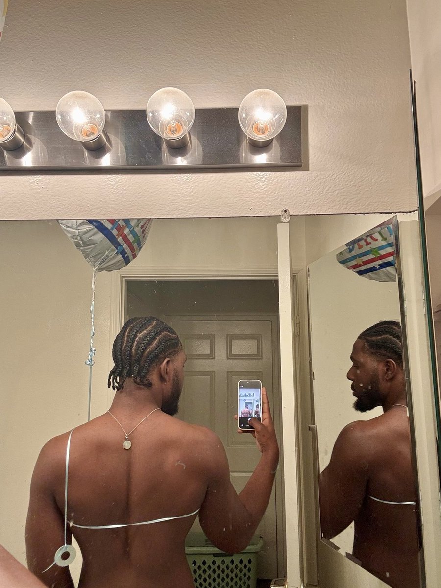 DavidStVal's tweet image. my bday week is almost over nooooo ..!!🎈