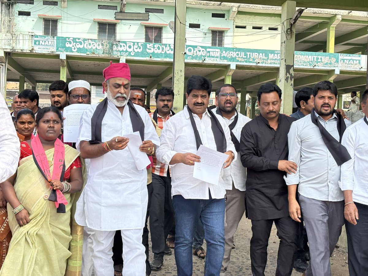 కాంగ్రెస్ ప్రభుత్వం అధికారాన్ని అడ్డంపెట్టుకుని ఫోన్ ట్యాపింగ్ కేసు పేరుతో తప్పనిసరిగా విచారణకు హాజరుకావాలని తెలంగాణ తొలి ముఖ్యమంత్రి, బీఆర్ఎస్ పార్టీ అధినేత శ్రీ కల్వకుంట్ల చంద్రశేఖర్ రావు (కేసీఆర్) గారికి సిట్ నోటీసులు జారీ చేయడాన్ని ఖండిస్తూ, ముధోల్ నియోజకవర్గం భైంసా
