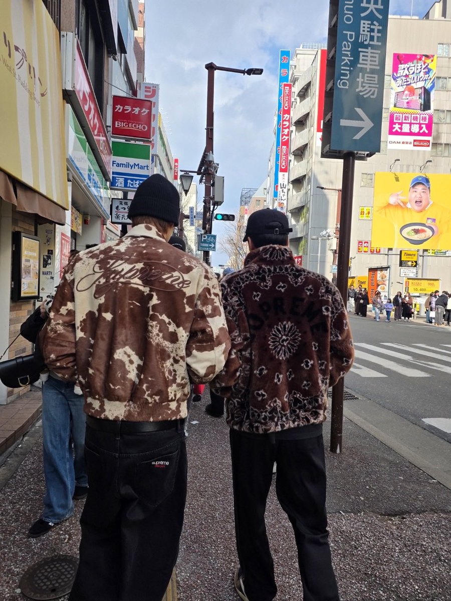 Jongin just sent photos of him and Sehun from their date in Fukuoka today on Bbl! 📸

He also asked what do we think about their couple look and said that they've been going on dates for two days in a row now ㅋㅋㅋ