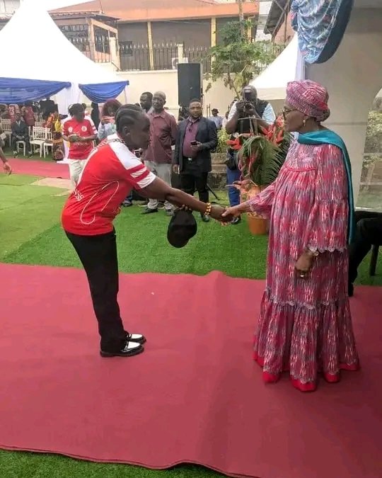 Louves_Minproff's tweet photo. Présentation des Vœux à Madame le Ministre de la Promotion de la femme et la famille.
#LouvesIsBack
#voeux2026 https://t.co/QkprJgNSmK