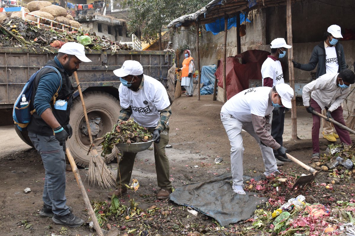 officeofgyf's tweet photo. Under the Clean and Green Baddi Mission GYF India in association with the House of Engagement, conducted a cleanliness drive at the local mandi.This initiative was carried out with the support of Mrs. Sonakshi S. Tomar,IAS
CEO BBNDA-cum-Commissioner M.C, Baddi https://t.co/LhYHEDs9Kt