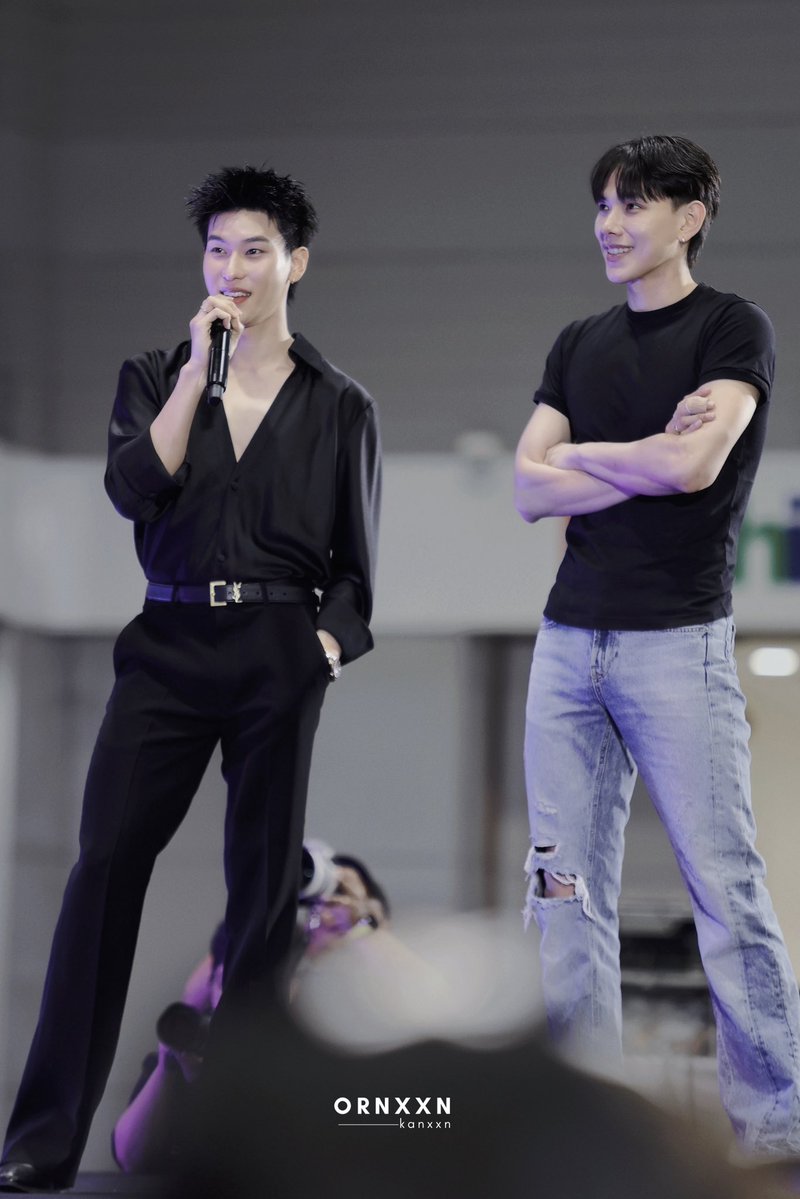 คนนึงยืนทิ้งสะโพก คนนึงกอดอกยืนแอ็ค ท่ายืนคือเฮียซ้อมากอะ ช้านน้ำลายฟูมปากหมดละ 😭😭😭🤓

26TH CEO OFFROAD
#OffroadBD26thProject 
#ต้าห์อู๋ออฟโรด