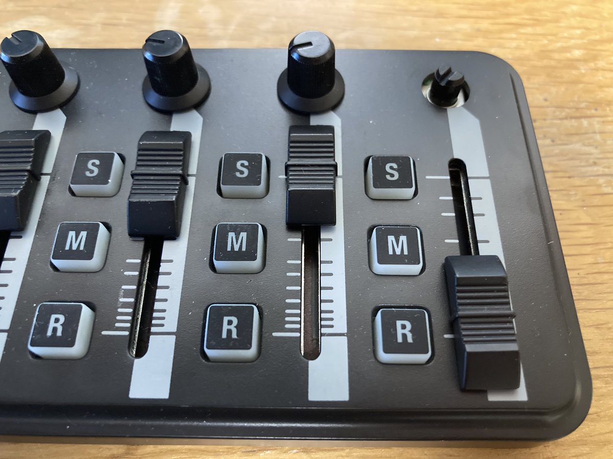 nerimadesign's tweet photo. 数年ぶりにmidiコンを引っ張り出してきたら一番端のつまみが取れて無くなっていて、私こういうの、ほんとに、絶望的にへこむタチなのでもっと強く生きないといけないと思いました。 https://t.co/VAeoo3hfwz