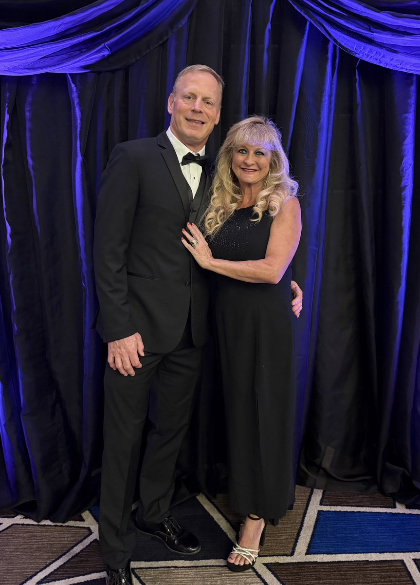 CDAAdvisor's tweet photo. Wonderful night at the Red &amp; Blue Foundation Gala. We had the privilege to be the centerpiece sponsor for the event. This amazing agency takes care of our Kootenai County First Responders and their families when the unthinkable happens, counseling services to help those in need. https://t.co/BAvur4lzhD