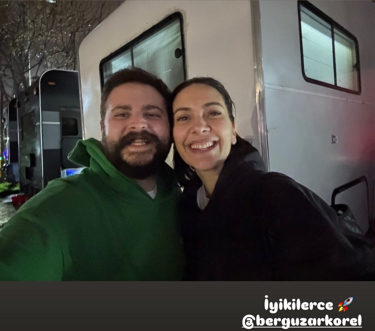 Serap_m's tweet photo. Çalıştığı set çalışanları tarafından hep çok sevilen oyuncu Bergüzar Korel... ❤🎬
#BergüzarKorel #Güneş #İlkveSon #ilkveson3 #set #backst https://t.co/UL7egaP0G8