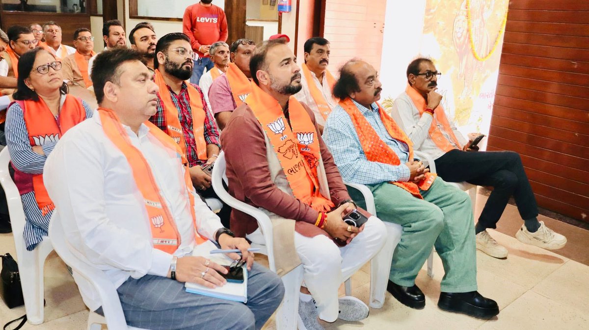 ખેડા જિલ્લા કાર્યાલય એ વિકસિત ભારત ના પ્રણેતા વડાપ્રધાન શ્રી નરેન્દ્ર મોદીજી ના નેતૃત્વ માં શ્રીમતી નિર્મલા સીતારામન જી એ બજેટ રજૂ કર્યું. ધારાસભ્ય શ્રી પંકજ ભાઈ સહિત આગેવાનો સાથે બજેટ સાંભળ્યું અને નિહાળ્યું....🆎